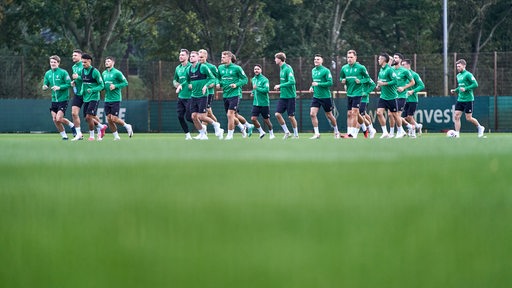 Die Werder-Spieler beim Aufwärmlauf der Gruppe zu Beginn des Trainings.