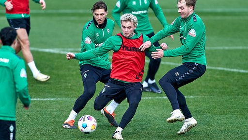 Mehrere Werder-Spieler kämpfen während eines Trainingsspiels um den Ball.