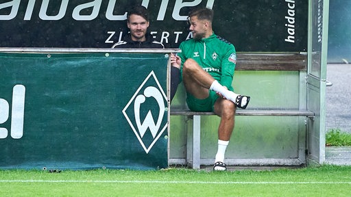Werder-Stürmer Niclas Füllkrug spricht am Rande des Trainingslagers auf der Ersatzbank mit DFB-Assistenztrainer Danny Röhl.