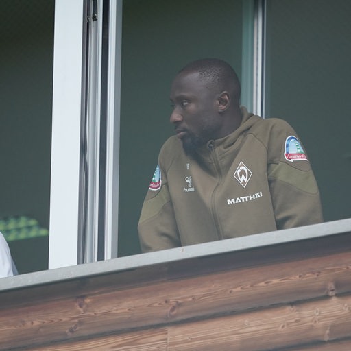 Werder-Neuzugang Naby Keita kann verletzt nur als Zuschauer das Testspiel gegen Toulouse im Zillertal verfolgen.