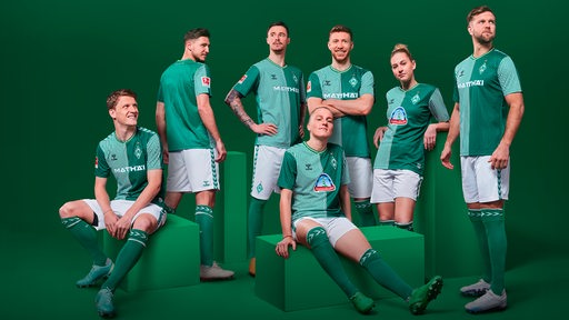 Gruppenbild von Werder-Spielerinnen und Spielern im neuen Heimtrikot der Saison 2023/24.