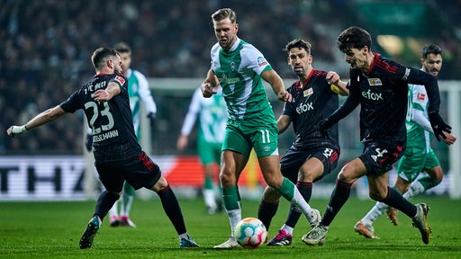 Werder-Stürmer Niclas Füllkrug setzt sich gegen mehrere Union-Spieler durch.