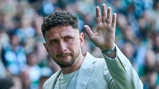 Werder-Profi Milos Veljkovic winkt mit Tränen in den Augen den Fans zu bei seiner Verabschiedung im Weserstadion.