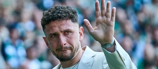 Werder-Profi Milos Veljkovic winkt mit Tränen in den Augen den Fans zu bei seiner Verabschiedung im Weserstadion.
