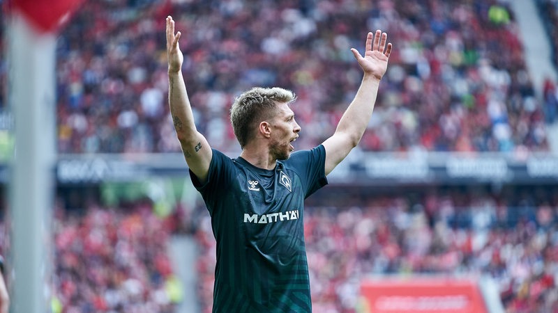 Werder-Spieler Mitchell Weiser reckt genervt die Arme in die Höhe im Spiel gegen Freiburg.