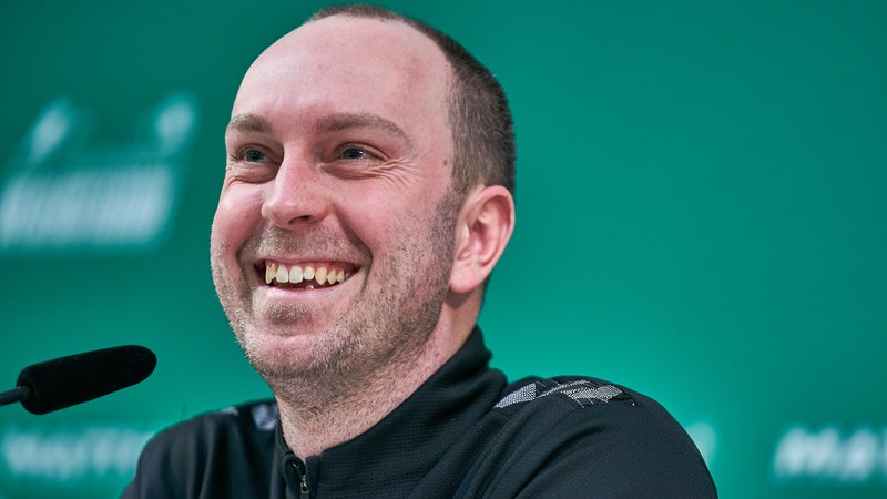 Werder-Trainer Ole Werner lacht herzlich während einer Pressekonferenz.