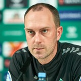 Werder-Coach Ole Werner bei einer Pressekonferenz.