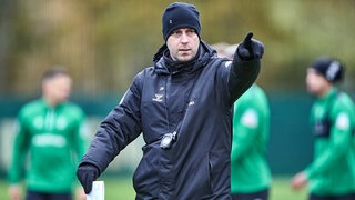 Werder-Trainer Ole Werner gestikuliert und gibt Anweisungen während des Trainings.