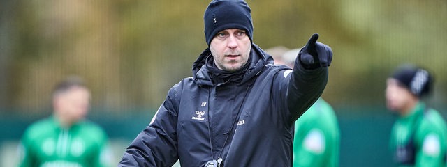Werder-Trainer Ole Werner gestikuliert und gibt Anweisungen während des Trainings.