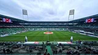 Blick in das noch spärlich gefüllte Weser-Stadion vor einem Werder-Spiel.