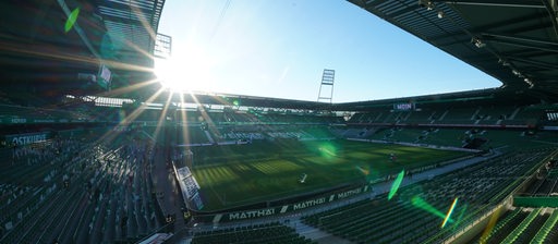 Blick in das leere Weser-Stadion, in das von oben links die Sonne hineinscheint.