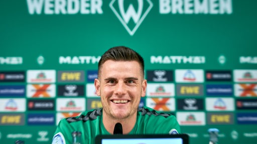 Werder-Torwart Michael Zetterer strahlt während einer Pressekonferenz.