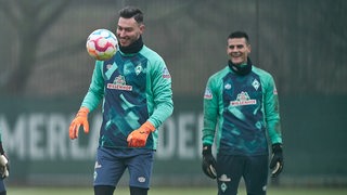 Die Werder-Torhüter Jiri Pavlenka und Michael Zetterer gut gelaunt beim Training.