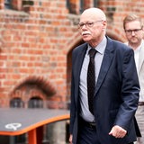 Ulrich Mäurer, Innensenator Bremens, trägt einen Anzug.