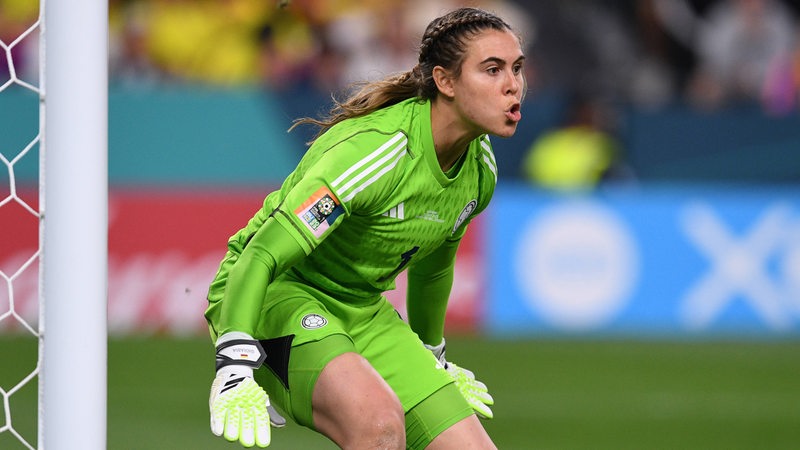 Die kolumbianische Nationaltorhüterin Catalina Perez während des WM-Spiels gegen Deutschland in angespannter Abwehrhaltung.