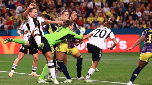Getümmel im Strafraum im WM-Gruppenspiel zwischen Kolumbien und Deutschland, Torhüterin Catalina Perez mittendrin bei der beinharten Abwehr.