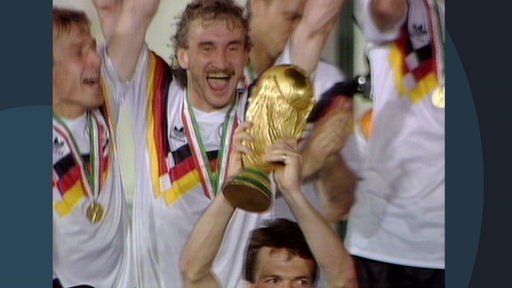 Nach dem Sieg der Fußball-Weltmeisterschaft 1990 feiern die Spieler der deutschen Nationalmannschaft.