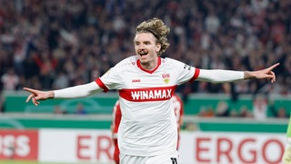 Nick Woltemade bejubelt ein Tor für den VfB Stuttgart. 