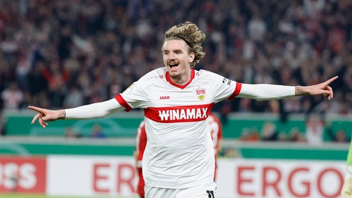 Nick Woltemade bejubelt ein Tor für den VfB Stuttgart. 