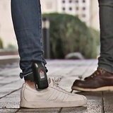 An einem Fuß ist eine elektronische Fußfessel