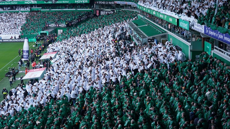Choreografie in grün-weißen Farben im gesamten Weser-Stadion anlässlich des 125. Jubiläums des Vereins vor dem Heidenheim-Spiel.