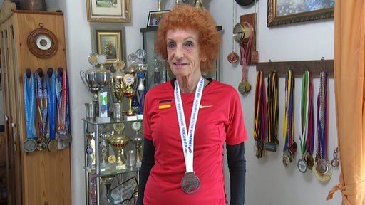 Die 76 Jährige Läuferin Gabriele Rost-Brasholz mit ihren Medaillen.