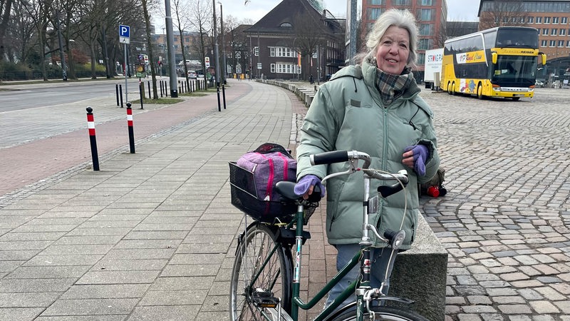 Die Bremer Straßenärztin Gabriele Steinbach mit Fahrrad in der Nähe des Hauptbahnhofs