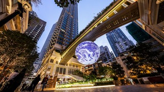 Gaia - ein Kunstwerk des britischen Künstlers Luke Jerram in Hong Kong.Das Kunstwerk bietet die Möglichkeit, unseren Planeten maßstabsgetreu in drei Dimensionen schwebend zu sehen