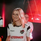 Porträt der Gamerin "Evi" im T-Shirt.