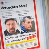 Ein Fahndungsplakat mit zwei Bildern von zwei Männern hängt im Eingangsbereich vom Landeskriminalamt Niedersachsen.