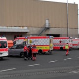 Mehrere Einsatzfahrzeuge stehen nebeneinander.