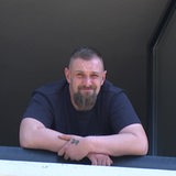 Der Gast im Haus der Drogenhilfe Alexander Helmke schaut aus einem Fenster