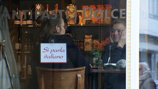 Zwei Frauen sitzen in einem italienischen Restaurant.