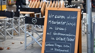 "Mitarbeiter in der Gastronomie gesucht": Ein Aufsteller vor einem Gastronomiebetrieb.