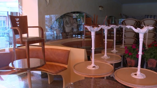 Der Innenraum einer Gaststätte. Die Stühle stehen auf den Tischen.