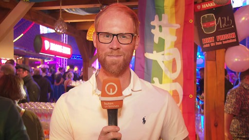 Der Reporter Jan Meier Wendte bei der Gaynight im Hansezelt.