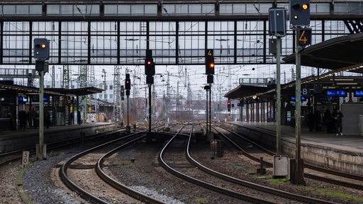 leere Gleise und Bahnsteie am Bremer Bahnhof