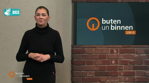Die Moderatorin Gunda Helmes im Studio von buten un binnen.