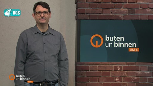 Der Gebärdendolmetscher Knut Weinmeister im Studio von buten un binnen