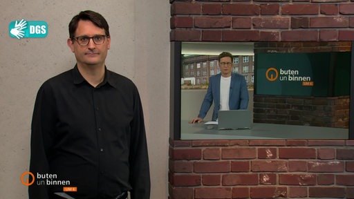 Der Gebärdendolmetscher Knut Weinmeister im Studio von buten un binnen, im Hintergrund Felix Krömer.