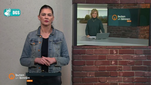 Dolmetscherin Gunda Helmes, im Studio von buten un binnen. Im Hintergrund Kirsten Rademacher.