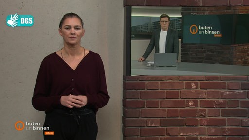Gebärdendolmetscherin Gunda Helmes im Studio von buten un binnen, im Hintergrund Moderator Felix Krömer.