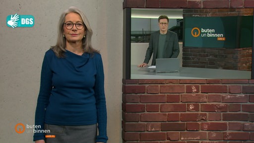Moderatorin Rita Segelke im Studio von buten un binnen, im Hintergrund Moderator Felix Krömer.