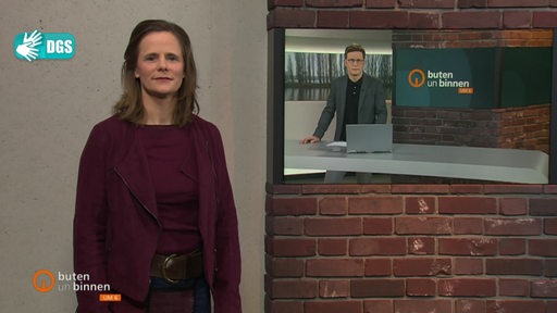 Die Gebärdendolmetscherin Nicole Braun im Studio von buten un binnen, im Hintergrund Moderator Felix Krömer.
