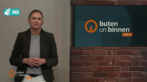 Die Moderatorin Gunda Helmes im Studio von buten un binnen.