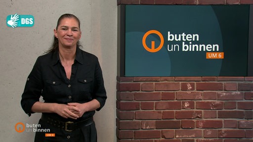 Die Moderatorin Gunda Helmes im Studio von buten un binnen.