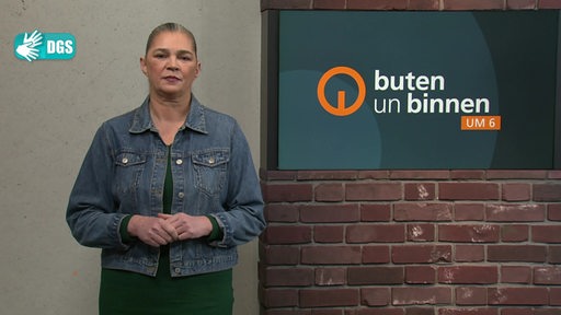 Die Gebärdensprecherin Gunda Helmes im Studio von buten un binnen.