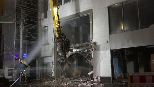 Das Esprit-Gebäude in der Obernstraße wird mithilfe eines Baggers abgerissen
