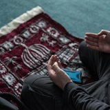 Muslime verrichten das erste Freitagsgebet in der "Masjid El-Ummah " in der ersten Woche des Ramadan.