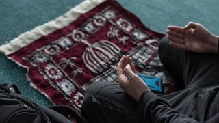 Muslime verrichten das erste Freitagsgebet in der "Masjid El-Ummah " in der ersten Woche des Ramadan.